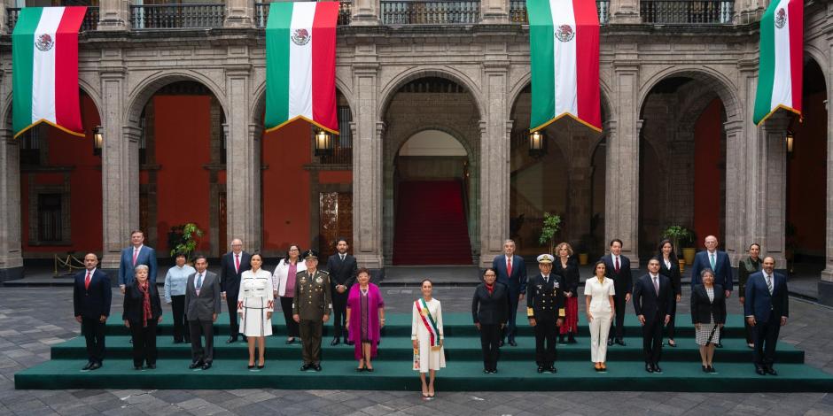 La mandataria con los integrantes de su gabinete, ayer.