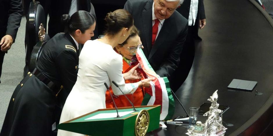 Traspaso de la banda presidencial, ayer, en la imagen, Claudia Sheinbaum, Ifigenia Martínez y Andrés Manuel López Obrador.