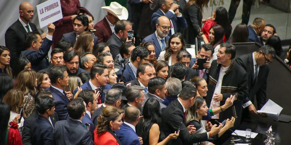 Simpatizantes de la 4t se tomaron fotos, ayer, con Claudia Sheinbaum tras rendir protesta como Presidenta constitucional.