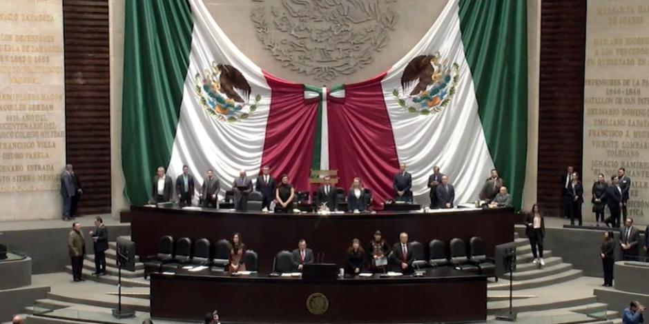 Diputados guardan un minuto de silencio por víctimas de 1968.