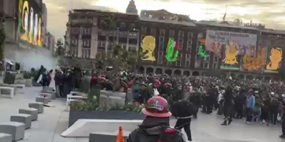 Bloque negro se enfrenta contra policías en el Antiguo Palacio del Ayuntamiento.