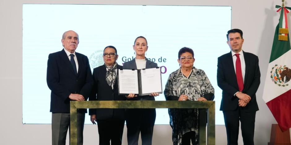 Claudia Sheinbaum firma acuerdo que reconoce como crimen de lesa humanidad la matanza estudiantil del 2 de octubre de 1968.