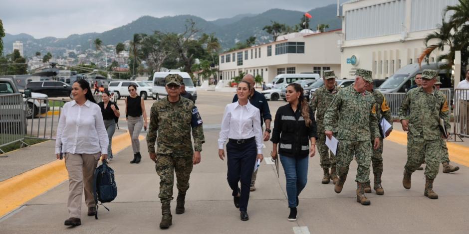 La Presidenta Sheinbaum junto a Evelyn Salgado, a su llegada a Acapulco, ayer.