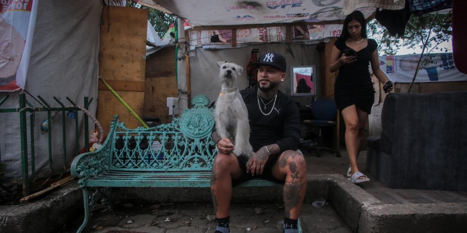 Gabriel junto con su perro en una banca de la CDMX.