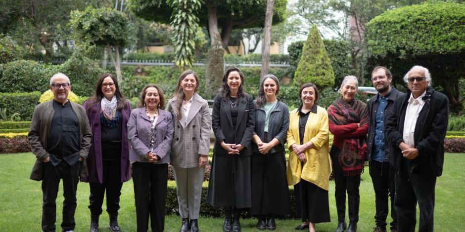 Claudia Curiel (quinta de izq. a der.), junto al equipo que formará parte de la SC.