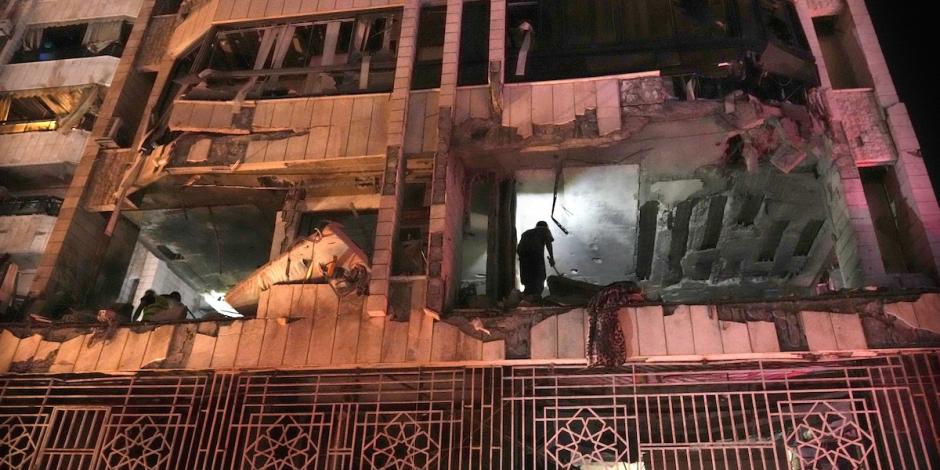 Fuerzas israelíes provocan nuevos incendios y daños en edificios de Israel al bombardear objetivos en Beirut, ayer.