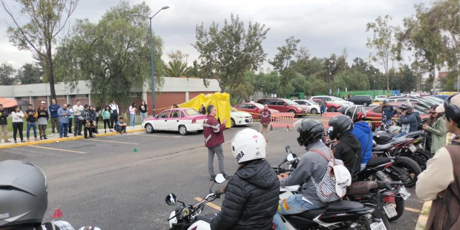 Personal de la Semov y Semovi, ayer durante la capacitación a motociclistas.