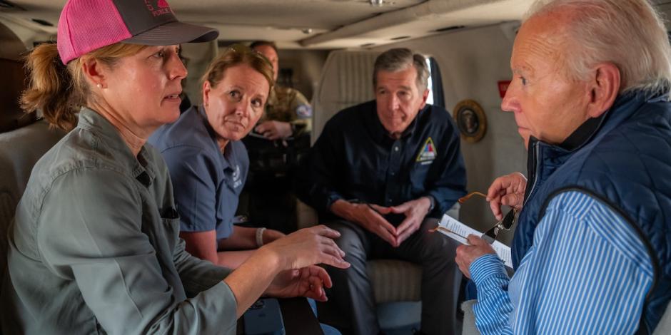 El presidente de EU, Joe Biden, sobrevuela junto a funcionarios zonas devastadas por el huracán en Carolina del Norte, ayer.