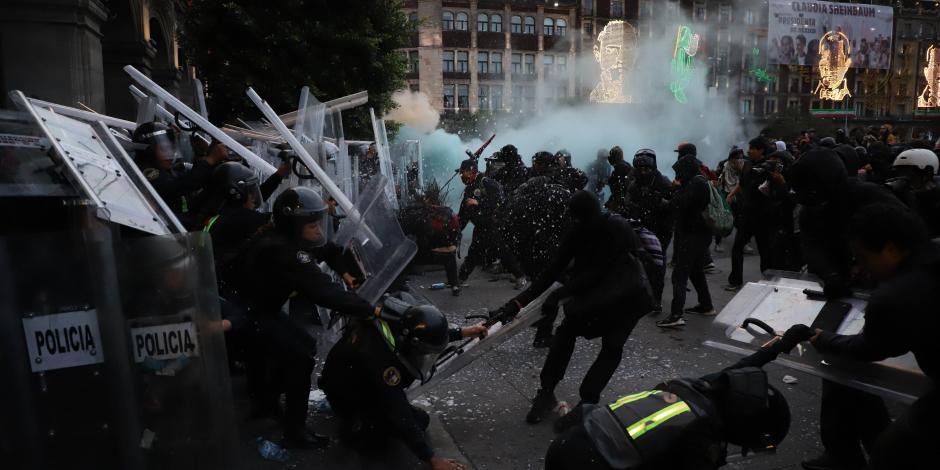 Grupos de choque se enfrentaron con policías en Palacio de Ayuntamiento, ayer.