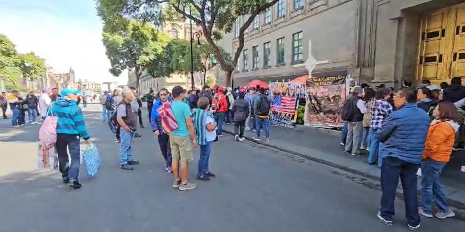 Protesta afuera de la SCJN este jueves 3 de octubre.