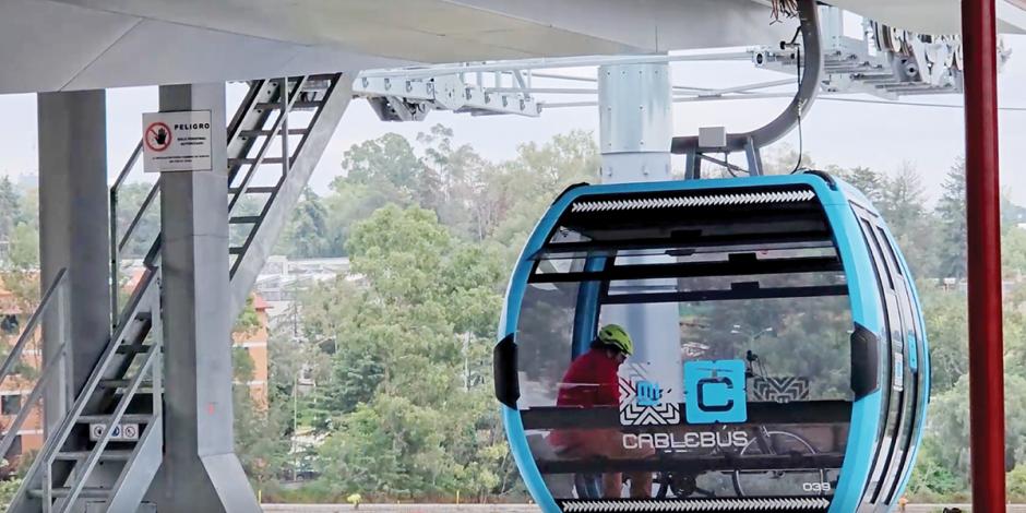 Un ciclista viaja en una cabina de la Línea 3 del Cablebús, el miércoles pasado.