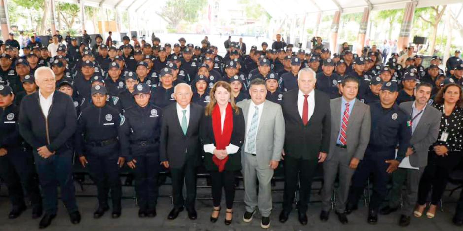 La gobernadora de Morelos, Margarita González, durante un encuentro con policías en Cuernavaca, ayer.