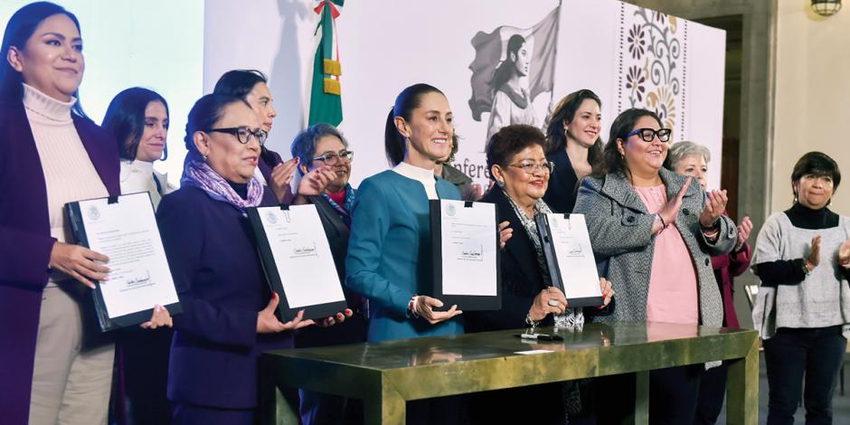 La Presidenta Claudia Sheinbaum (centro), con integrantes de su gabinete, ayer al presentar la propuesta.