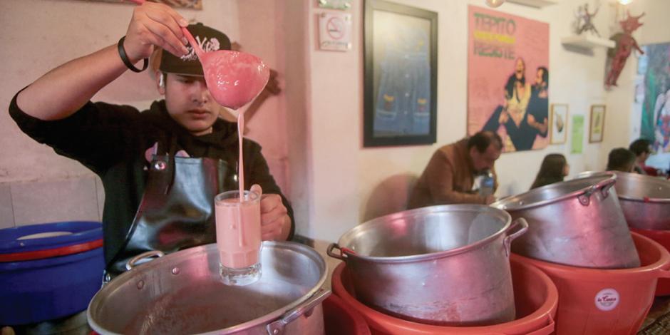 Un joven sirve un curado de de fresas con crema en La Canica, ayer.