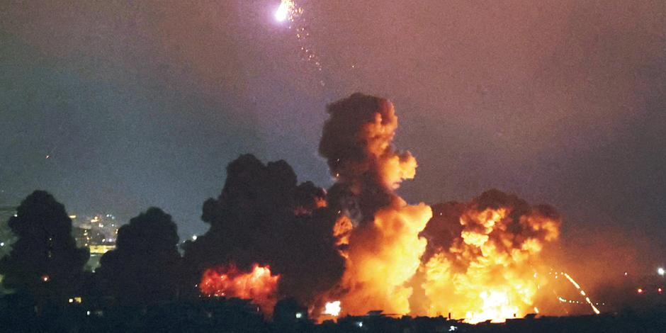 Varios edificios arden, ayer, tras nuevos bombardeos contra presunta infraestructura rival en Beirut.