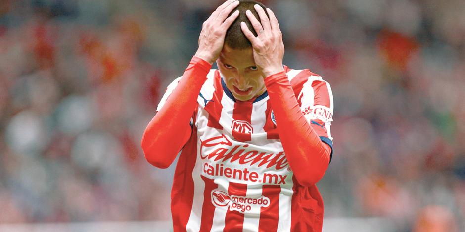 Roberto Alvarado se lamenta durante un juego con las Chivas.