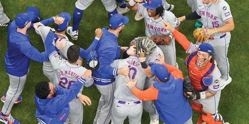 Beisbolistas de los Mets celebran el tirunfo que los mete a la siguiente ronda de la temporada.