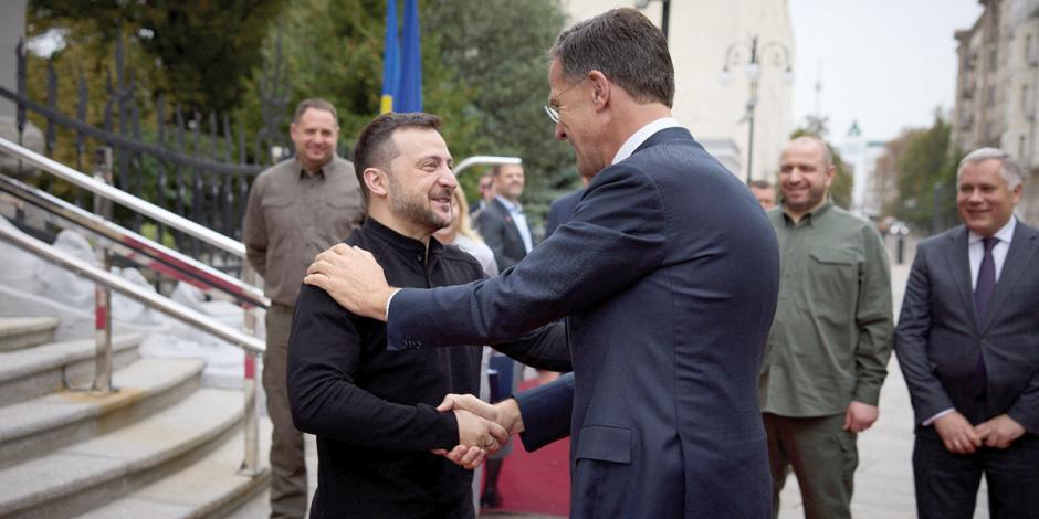 Volodimir Zelenski (izq.), presidente de Ucrania, recibe al nuevo titular de la OTAN, Mark Rutte, en la región en guerra.