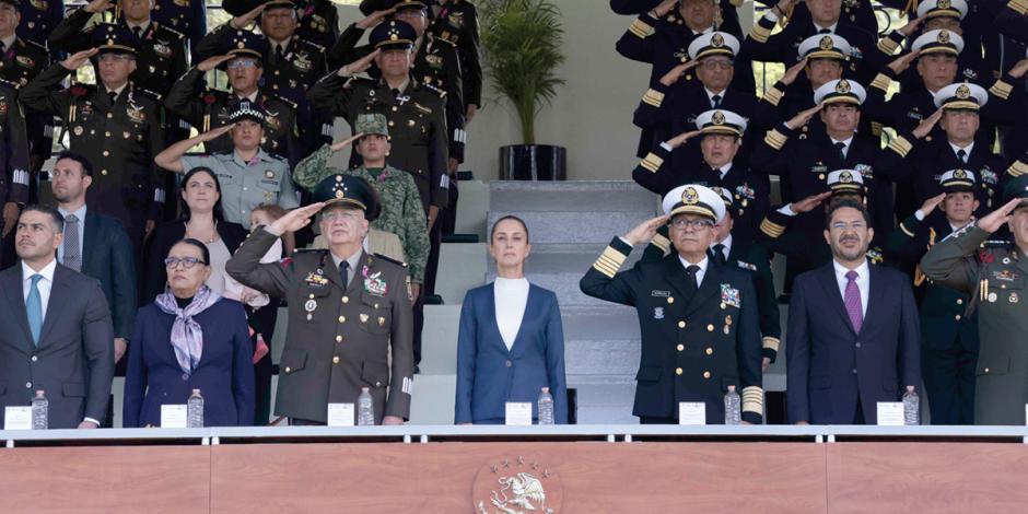 De izq. a der.: Omar García Harfuch, Rosa Icela Rodríguez, Ricardo Trevilla, la Presidenta Claudia Sheinbaum, Raymundo Morales y Martí Batres, ayer.