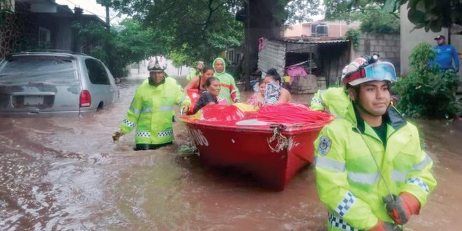 Personal de Protección Civil de Oaxaca evacuó en lanchas a decenas de afectados en Juchitán, ayer.