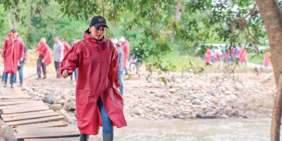 La gobernadora de Guerrero, Evelyn Salgado, durante el recorrido que realizó ayer por varias comunidades afectadas por John en la Costa Grande.