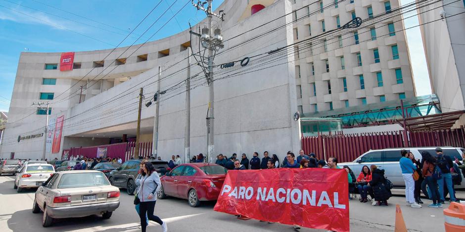 Empleados del PJF, ayer, en el paro en el Estado de México.