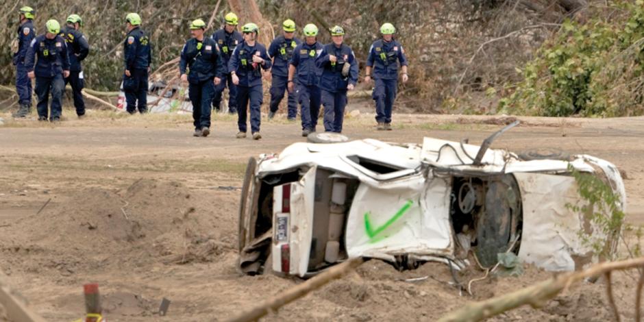 Personal de rescate urbano de Utah realiza labores de búsqueda de supervivientes en Erwin, Tennessee, ayer.