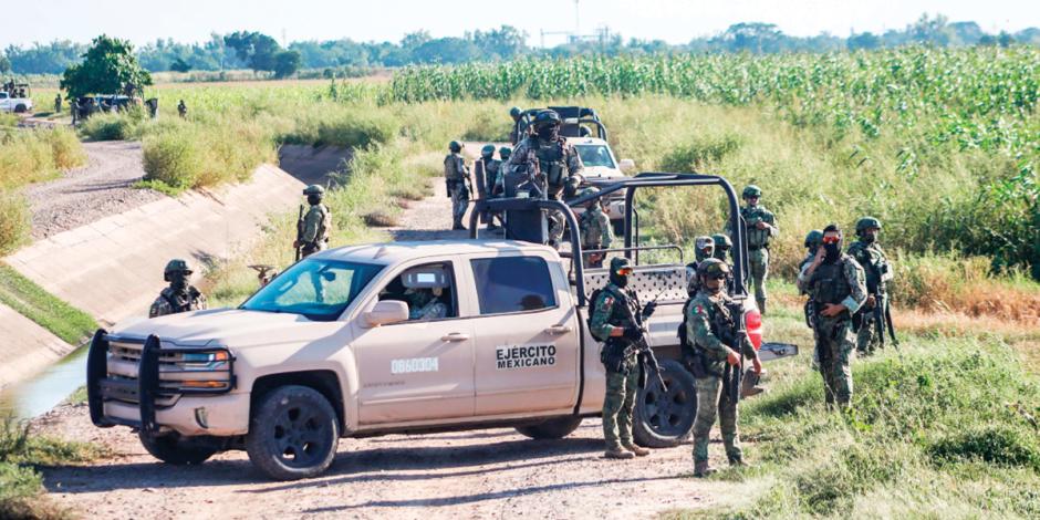 Personal del Ejército, ayer, en Navolato, luego de participar en un operativo.