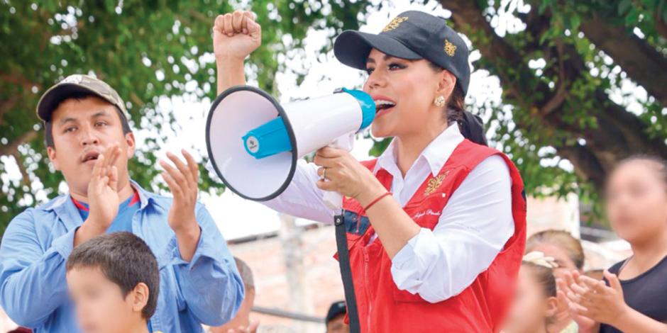 Evelyn Salgado Pineda, ayer, en su recorrido por comunidades de Guerrero.