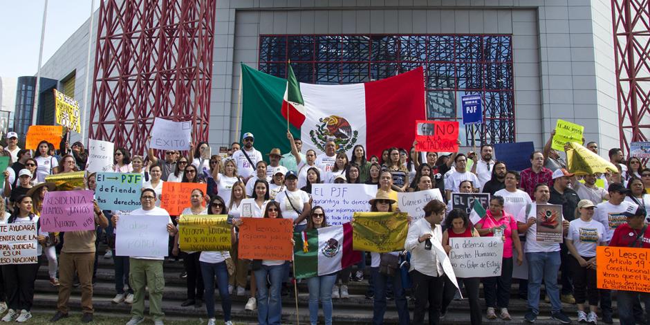 Trabajadores del PJ protestaron ayer en Monterrey, Nuevo León.