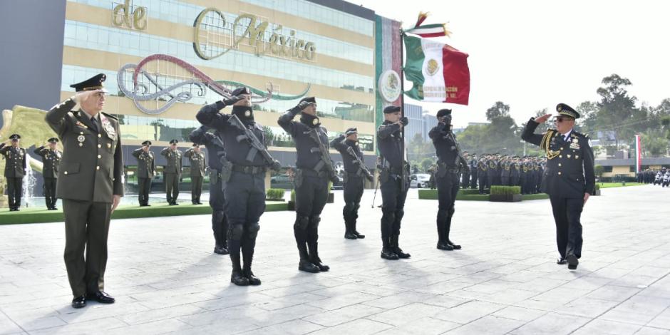 El general Hernán Cortés Hernández rinde protesta como nuevo Comandante Interino de la Guardia Nacional en la Plaza de la Lealtad.