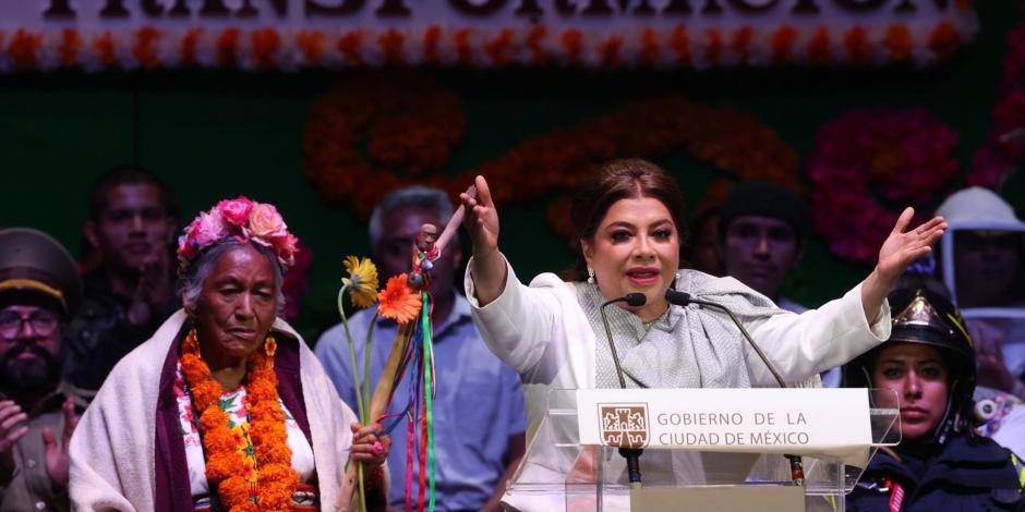 Comunidades indígenas y afromexicanas entregan bastón de mando a Clara Brugada.