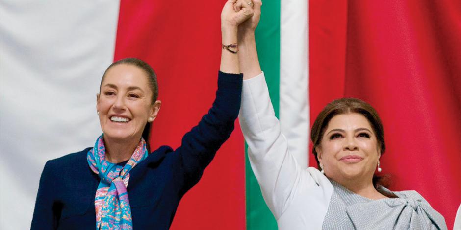 La presidenta Claudia Sheinbaum levanta la mano a la nueva Jefa de Gobierno de la Ciudad de México, Clara Brugada, ayer, en el Congreso capitalino.