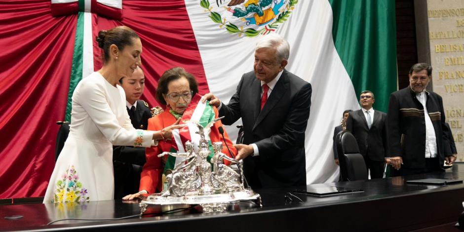 Claudia Sheinbaum recibió de las manos de Ifigenia Martínez la Banda Presidencial.