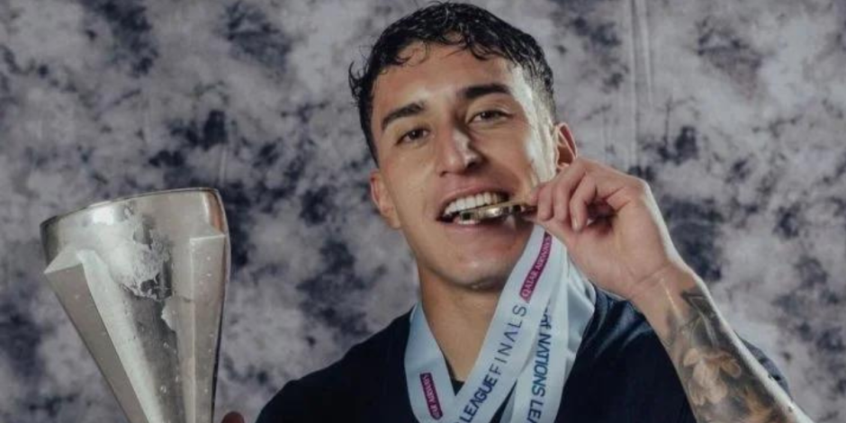 Alejandro Zendejas con el trofeo de Nations League