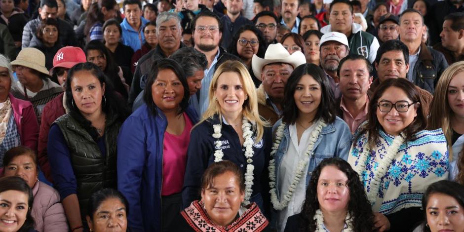 Al centro, la presidenta municipal de Huixquilucan, Romina Contreras.