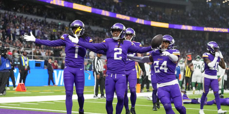 Stephon Gilmore (2) de los Vikings tras una intercepción durante el segundo tiempo del partido de la NFL contra los Jets en Londres.