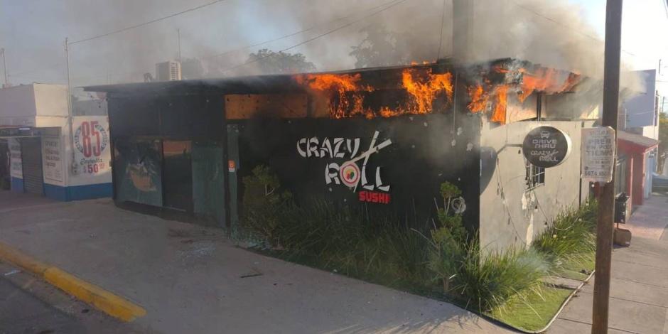 Hombres armados atacaron a balazos y luego incendiaron este restaurante en la ciudad de Culiacán, ayer.