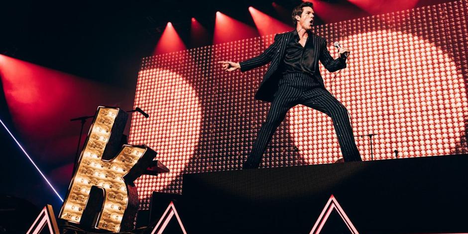 Brandon Flowers, durante el show en el Estadio GNP el sábado.