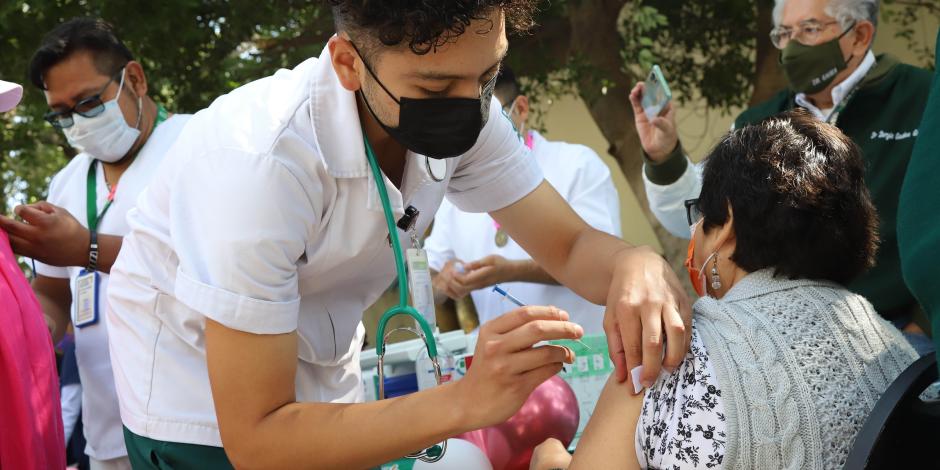 Personal del IMSS aplica la vacuna contra la influenza estacional y Covid-19, el pasado 11 de marzo.