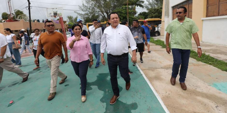 Joaquín Díaz Mena supervisa las labores de evacuación en la costa yucateca.