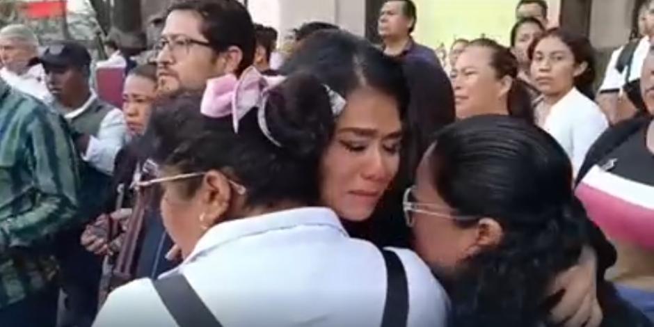 Entre gritos de 'asesina', corren a Norma Otilia del funeral del alcalde de Chilpancingo.