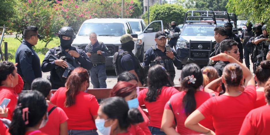 Familiares de internos bloquearon el acceso principal al penal de Atlacholoaya el domingo, para exigir información.