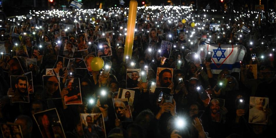 Carteles con los rostros de las víctimas inundan miles de calles y ciudades en Israel en un nuevo reclamo por justicia y el retorno de los rehenes, ayer.