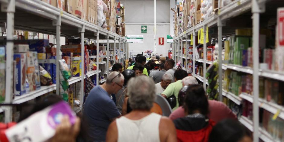 Habitantes de Progreso, Yucatán, compran víveres, ayer.