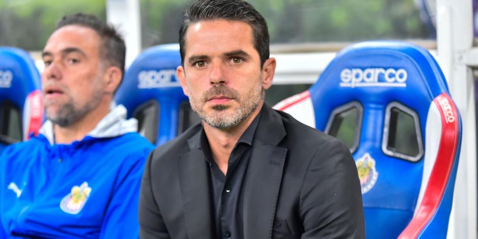 El técnico Fernando Gago en un partido con las Chivas en la Liga MX