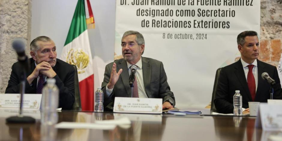 El canciller Juan Ramón de la Fuente, al centro.