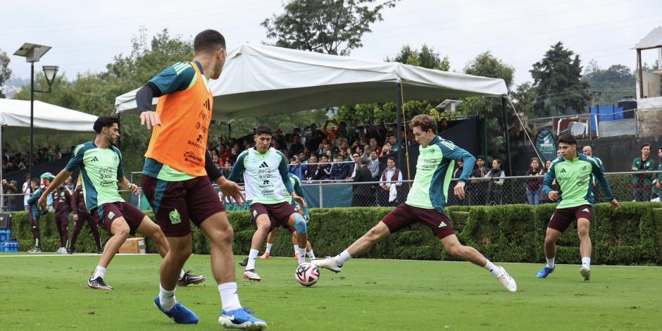 Jugadores de México entrenan previo al duelo con el Valencia