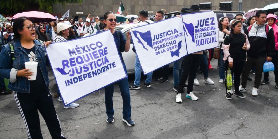 Trabajadores del Poder Judicial se manifiestan afuera de San Lázaro.