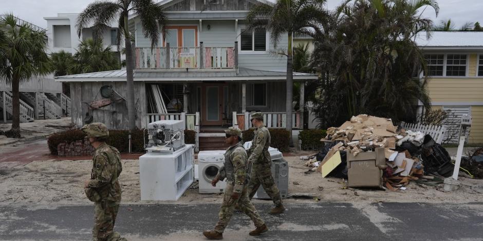 Militares recorren zonas bajo orden de evacuación, ayer, frente a escombros que dejó el ciclón Helene, hace semanas.